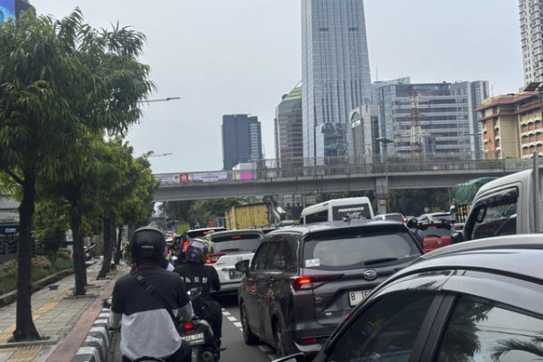 Suasana lalin di Jalan Sudirman, Jakpus pada Sabtu (1/11/2025). Foto: Abid Raihan/kumparan