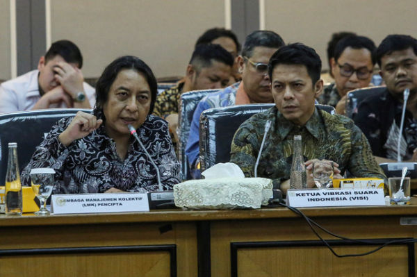 Presiden Direktur Wahana Musik Indonesia (WAMI) Adi Adrian (kiri) dan Ketua VISI Nazril Irham atau Ariel (kiri) menyampaikan pendapat saat RDPU dengan Komisi XIII DPR di Kompleks Parlemen, Senayan, Jakarta, Kamis (21/8/2025). Foto: Asprilla Dwi Adha/ANTARA FOTO