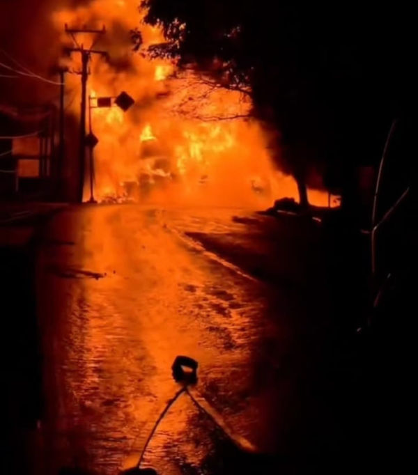 Kebakaran di Jalan Printis Kemerdekaan, Kecamatan Cilaku, Kabupaten Cianjur, Jawa Barat, Sabtu (1/11) malam. Foto: Dok. kumparan