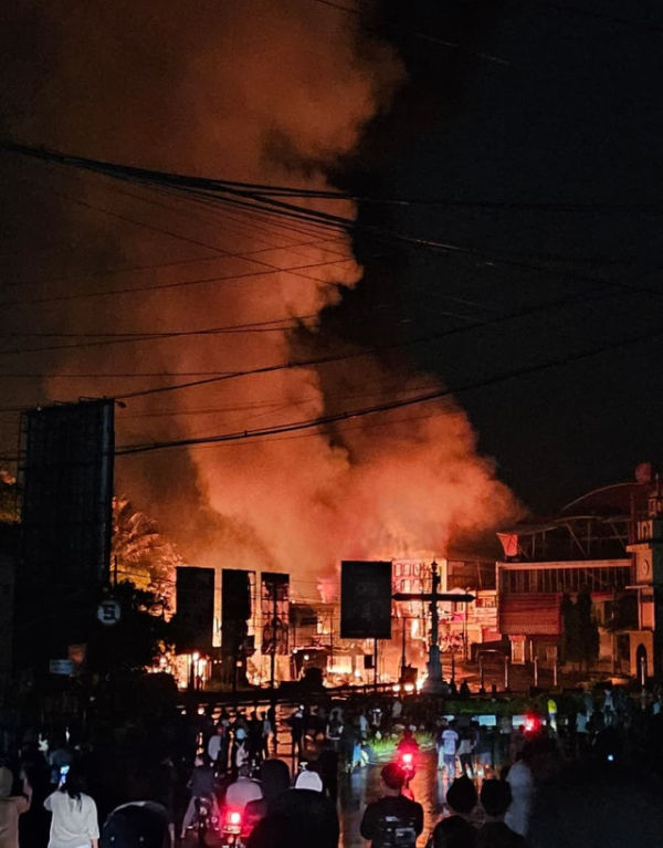 Kebakaran di Jalan Printis Kemerdekaan, Kecamatan Cilaku, Kabupaten Cianjur, Jawa Barat, Sabtu (1/11) malam. Foto: Dok. kumparan