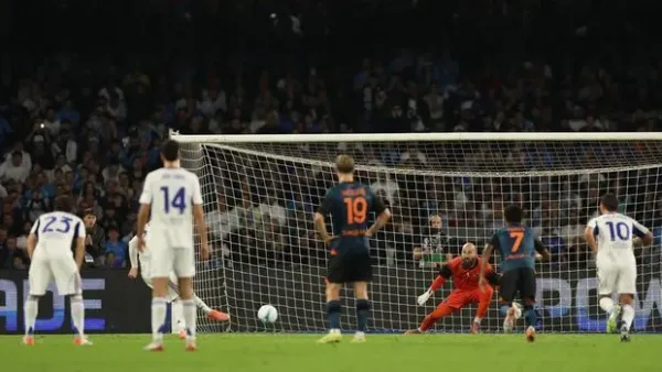 Soccer Football - Serie A - Napoli v Como - Stadio Diego Armando Maradona, Naples, Italy - November 1, 2025 Como's Alvaro Morata takes a penalty as Napoli's Vanja Milinkovic-Savic makes a save REUTERS/Ciro De Luca