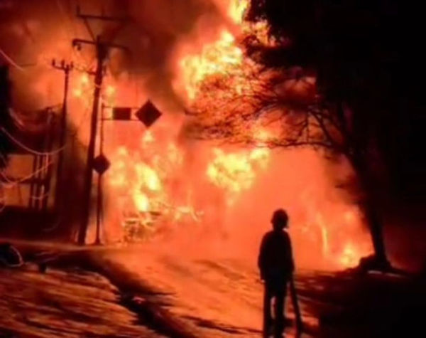 Kebakaran di Jalan Printis Kemerdekaan, Kecamatan Cilaku, Kabupaten Cianjur, Jawa Barat, Sabtu (1/11) malam. Foto: Dok. kumparan