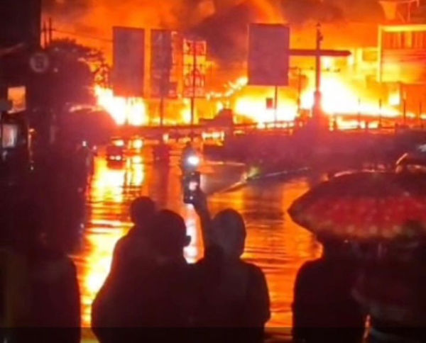Kebakaran di Jalan Printis Kemerdekaan, Kecamatan Cilaku, Kabupaten Cianjur, Jawa Barat, Sabtu (1/11) malam. Foto: Dok. kumparan
