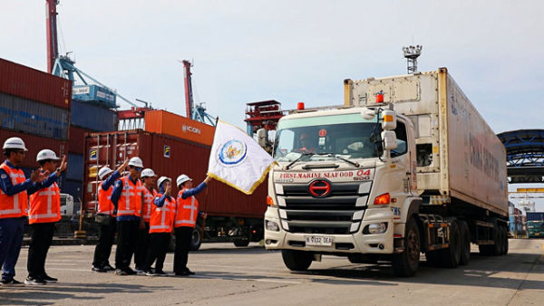 KKP melepas ekspor udang bersertifikat bebas cesium ke AS.  Foto: Dok. KKP
