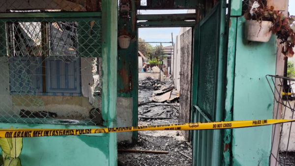 Puing-puing kebakaran 4 rumah di Jalan Polonia, Medan, Minggu (2/11/2025). Foto: Amar Marpaung/kumparan