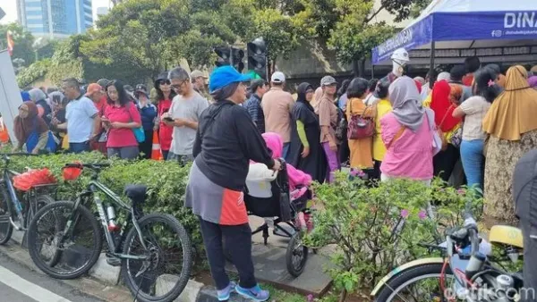 Lansia antre kartu gratis transportasi umum Jakarta di Bundaran HI. (Taufiq/detikcom) Lansia antre kartu gratis transportasi umum Jakarta di Bundaran HI. (Taufiq/detikcom)