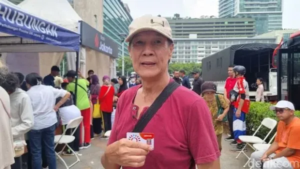 Warga mendapat kartu gratis transportasi umum Jakarta. (Taufiq/detikcom) Warga mendapat kartu gratis transportasi umum Jakarta. (Taufiq/detikcom)