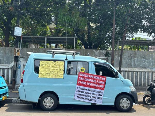Angkot M02 yang terparkir di Jalan Persahabatan Raya, Jakarta Timur pada Minggu (2/11/2025). Foto: Amira Nada Fauziyyah/kumparan