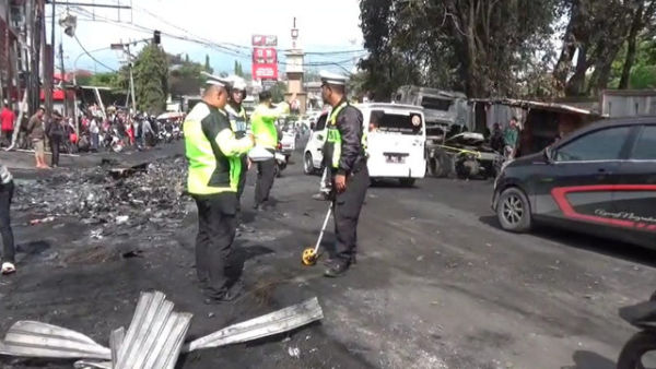 Kondisi terkini truk tangki BBM yang terbakar di Jalan Perintis Kemerdekaan, Jebrod, Kecamatan Cilaku, Kabupaten Cianjur, Jawa Barat, Minggu (2/11/2025). Foto: kumparan