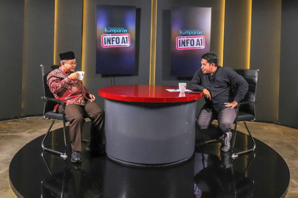 Mendikdasmen Abdul Mu'ti bersama Pemimpin Redaksi kumparan Arifin Asydhad dalam program Info A1 pada Jumat 31 Oktober 2025. Foto: Iqbal Firdaus/kumparan