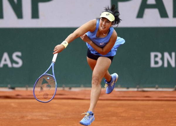 Petenis Indonesia Aldila Sutjiadi beraksi bersama petenis Jepang Miyu Kato dalam pertandingan ganda putaran pertama melawan Caroline Garcia dan Diane Parry dari Prancis, Prancis (27/5/2025). Foto: Lisi Niesner/REUTERS