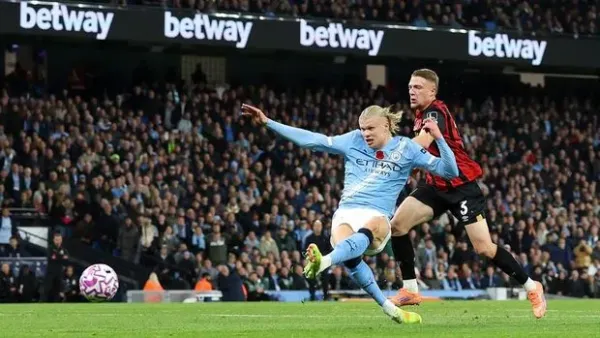 Erling Haaland MANCHESTER, ENGLAND - NOVEMBER 02: Erling Haaland of Manchester City scores his team's first goal during the Premier League match between Manchester City and Bournemouth at Etihad Stadium on November 02, 2025 in Manchester, England. (Photo by Michael Steele/Getty Images)