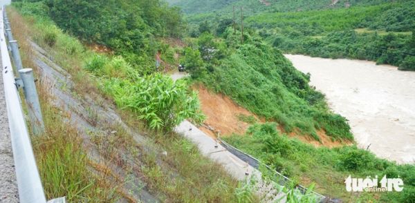 Cao tốc La Sơn - Hòa Liên vẫn chưa thông: Nhiều chỗ sạt lở, nứt mặt đường nguy hiểm - Ảnh 4.