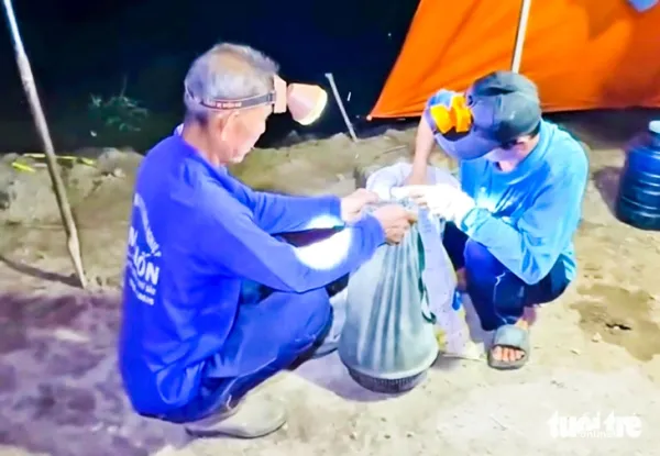 Chạy vỏ lãi băng đồng nước nổi, dân An Giang cắm câu dính cá lóc đồng bự, ú mềm thấy mê - Ảnh 9.