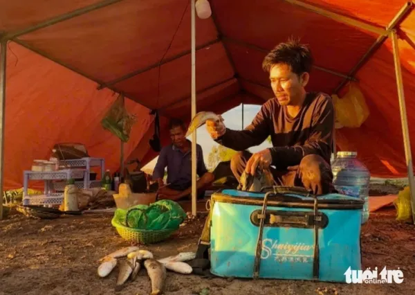 Chạy vỏ lãi băng đồng nước nổi, dân An Giang cắm câu dính cá lóc đồng bự, ú mềm thấy mê - Ảnh 10.