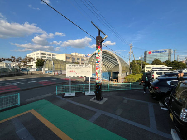 Tiang lampu jalan hasil pengembangan Suzuki dengan menggunakan baterai bekas mobil hybrid yang berlokasi di Headquarter Suzuki Motor Corporation, Hamamatsu, Shizuoka, Jepang. Foto: Syahrul Ghiffari/kumparan