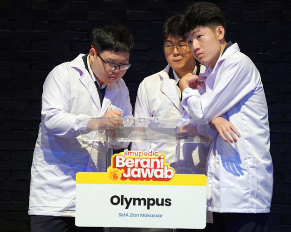 Tim Olympus dari SMA Zion Makassar muncul sebagai juara IBJ Season 6, membawa pulang sepaket plakat, sertifikat, dan tabungan pendidikan. Foto: Dok. Telkomsel