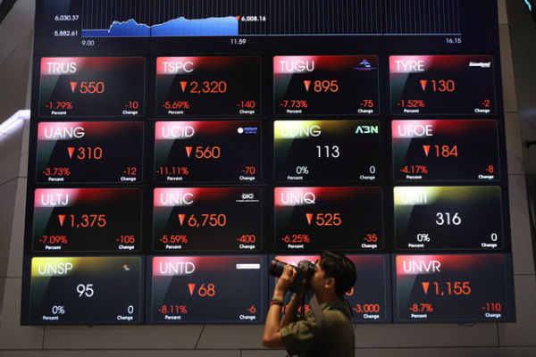 Layar digital menampilkan pergerakan Indeks Harga Saham Gabungan (IHSG) di Bursa Efek Indonesia (BEI), Jakarta, Selasa (8/4/2025).  Foto: Iqbal Firdaus/kumparan