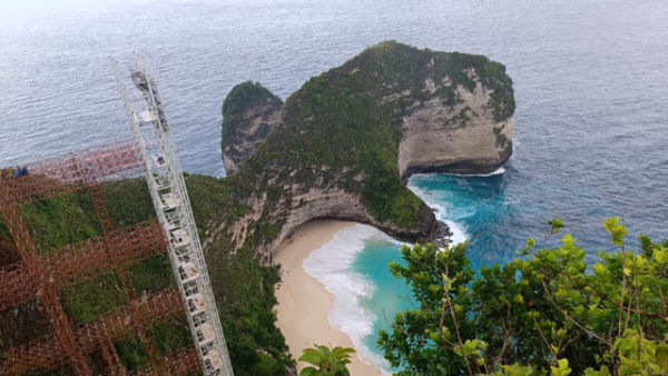 Suasana Pantai Kelingking dan Lift Kaca di Nusa Penida, Bali, Kamis (30/10/2025). Foto: Denita BR Matondang/kumparan