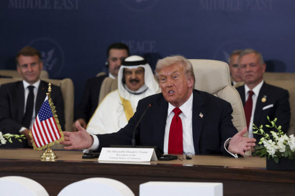 Presiden AS Donald Trump berpidato dalam pertemuan puncak para pemimpin dunia tentang pengakhiran perang Gaza di Sharm el-Sheikh, Mesir, Senin (13/10/2025). Foto: Suzanne Plunkett/ REUTERS