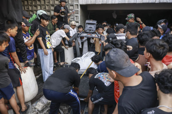 Massa mengeluarkan barang milik anggota DPR Ahmad Sahroni dari dalam rumahnya di kawasan Tanjung Priok, Jakarta, Sabtu (30/8/2025). Foto: Dhemas Reviyanto/ANTARA FOTO