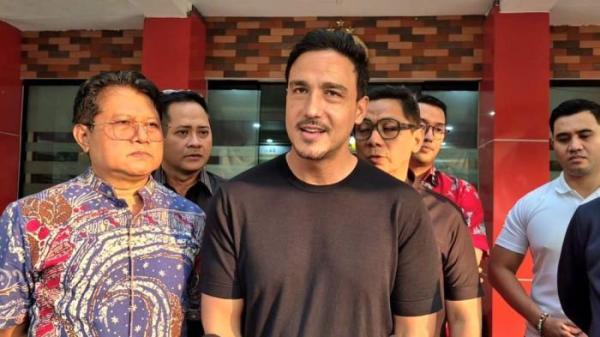 AKTOR HAMISH DAUD - Hamish Daud di Polres Metro Jakarta Selatan, Jumat (18/7/2025). Hamish Daud laporkan beberapa akun media sosial ke polisi soal dugaan pencemaran nama baik. 