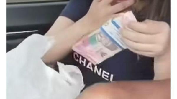 TELANJUR - Tangkap layar video istri Kades Rengasjajar, Kecamatan Cigudeg, Kabupaten Bogor, pamer segepok uang dalam mobil