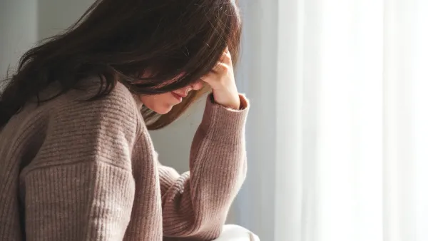 ज्या स्त्रीला मायग्रेन आहे आणि तिच्या डोक्यात धडधडण्याचे लक्षण आहे