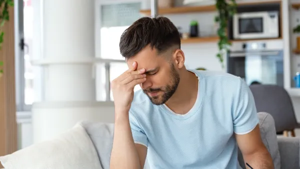 ज्या माणसाला मायग्रेनचे लक्षण स्पर्शाने वेदना होते