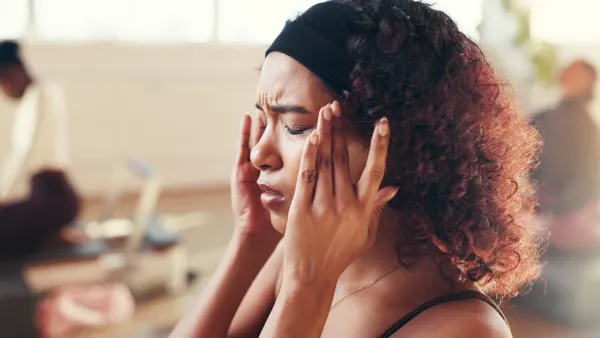 ज्या महिलेला मायग्रेन हे हलके डोकेपणाचे लक्षण आहे