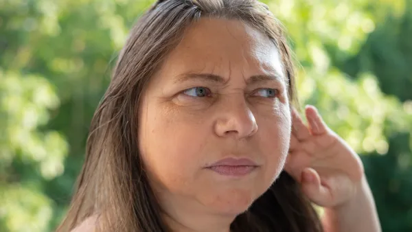 मायग्रेनचे लक्षण म्हणून कानात वाजणारी स्त्री