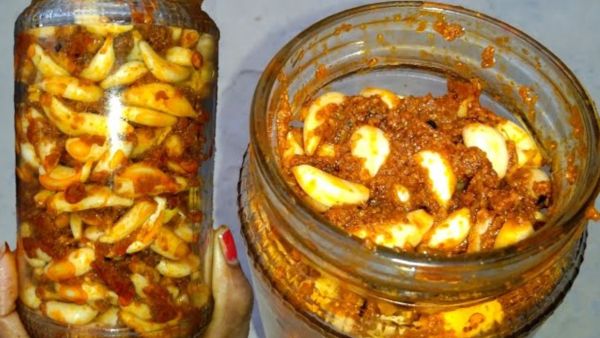 Garlic pickle at home