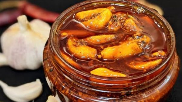 Garlic pickle at home