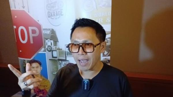 Artis Eko Patrio selaku eksekutif produser serial Love Daddy usai gala premier di XXI Plaza Senayan, Jakarta Selatan, Rabu (29/5/2024).