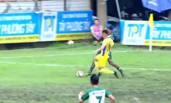 Trọng tài 'bẻ còi', cầu thủ đình công 10 phút ở Giải hạng ba - Ảnh 1.