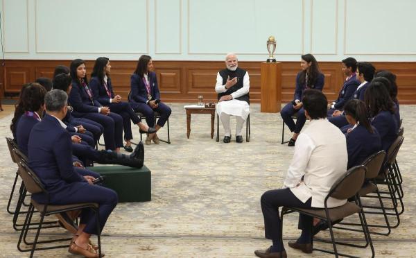 Prime Minister Narendra Modi has a chat with the Indian players.