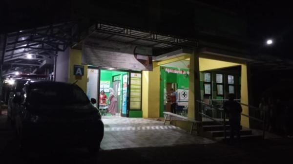 MENUNGGU - Pihak Puskesmas Singorojo I Kendal sedang menunggu jenazah Nabila mahasiswi UIN Walisongo Semarang yang hanyut, Selasa (4/11/2025)