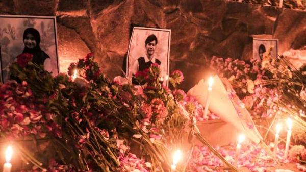 DOA BERSAMA - Dewan Eksekutif Mahasiswa (DEMA) UIN Walisongo Semarang menggelar doa bersama dan tabur bunga di area Landmark Kampus 3 UIN Walisongo, Rabu (5/11/2025) malam. Acara ini turut dihadiri ratusan mahasiswa UIN Walisongo Semarang. Mereka kompak mengenakan baju hitam dalam kegiatan ini.