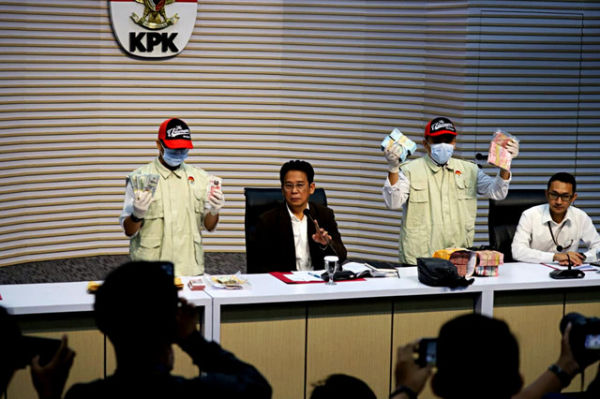 KPK menunjukan sejumlah tumpukan barang bukti dari hasil operasi tangkap tangan (OTT) Gubernur Riau Abdul Wahid di Gedung Merah Putih KPK, Jakarta, Rabu (5/11/2025). Foto: Iqbal Firdaus/kumparan