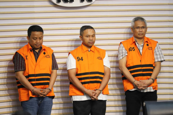 Gubernur Riau Abdul Wahid (tengah) mengenakan rompi oranye khas tahanan KPK usai ditetapkan sebagai tersangka korupsi di Gedung Merah Putih KPK, Jakarta, Rabu (5/11/2025). Foto: Iqbal Firdaus/kumparan