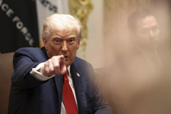 Presiden Amerika Serikat Donald Trump menyampaikan keterangan kepada wartawan saat perjanjian tentang logam langka dan mineral kritis selama pertemuan di Ruang Kabinet Gedung Putih, Washington, D.C., AS, Senin (20/10/2025). Foto: Kevin Lamarque/Reuters