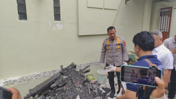 Kapolrestabes Medan, Kombes Jean Calvijn Simanjuntak bersama Dirreskrimum Polda Sumut, Kombes Ricko Taruna Mauruh (kiri) saat ditemui di lokasi kebakaran rumah Hakim Khamozaro Waruhu, Medan, Rabu (5/11/2025). Foto: Amar Marpaung/kumparan