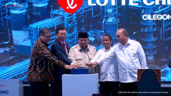 Presiden Prabowo Subianto beserta jajaran meresmikan Pabrik Lotte Chemical Indonesia, Cilegon, Kamis (6/11/2025). Foto: YouTube/Sekretariat Presiden