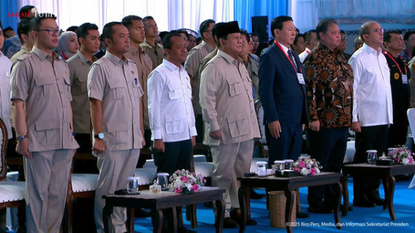 Presiden Prabowo Subianto bersama jajaran dalam acara peresmian Pabrik Lotte Chemical Indonesia, Cilegon, Kamis (6/11/2025). Foto: YouTube/Sekretariat Presiden