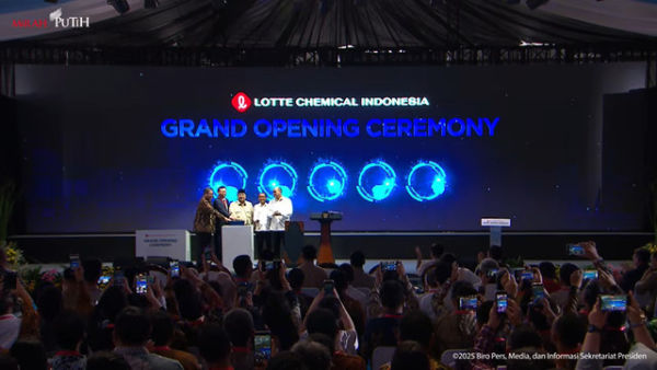 Presiden Prabowo Subianto beserta jajaran meresmikan Pabrik Lotte Chemical Indonesia, Cilegon, Kamis (6/11/2025). Foto: YouTube/Sekretariat Presiden