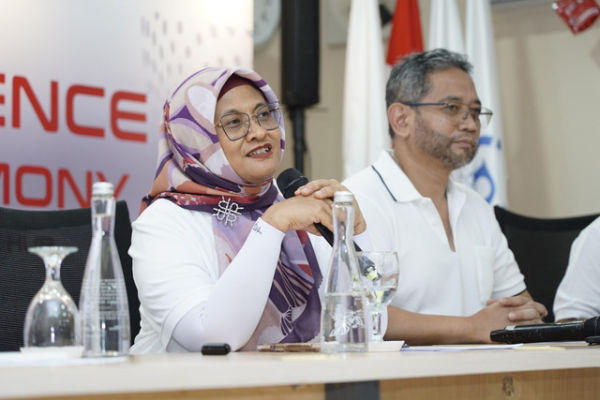 Direktur Utama Telkom Dian Siswarini saat sesi Press Conference pada acara Topping Off Hyperscale Data Center (HDC) NeutraDC-Nxera Batam, Kamis (30/10) di Batam. Foto: Telkom