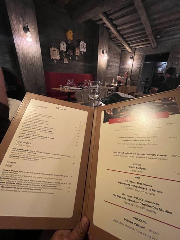 Suasana restoran Edelweiss dengan dekorasi khas Swiss. Foto: Adhie Ichsan/kumparan