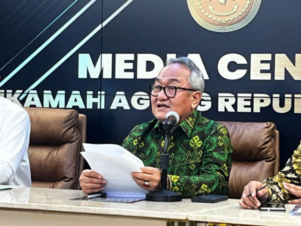 Ketua Umum Ikatan Hakim Indonesia Yasardin saat Konferensi Pers di Mahkamah Agung, Kamis (6/11/2025). Foto: Rayyan Farhansyah/kumparan