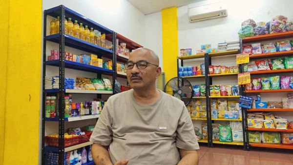 Hakim Pengadilan Negeri Medan, Khamozaro Waruhu ditemui di kediaman anaknya, Medan, Rabu (5/11/2025).  Foto: Amar Marpaung/kumparan