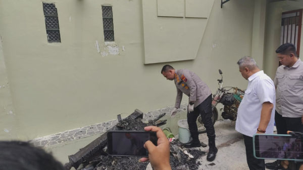 Kapolrestabes Medan, Kombes Jean Calvijn Simanjuntak bersama Dirreskrimum Polda Sumut, Kombes Ricko Taruna Mauruh (kiri) saat ditemui di lokasi kebakaran rumah Hakim Khamozaro Waruhu, Medan, Rabu (5/11/2025). Foto: Amar Marpaung/kumparan